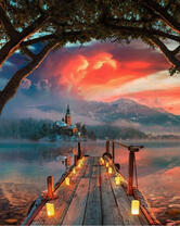 Вид на озеро среди затуманенных гор