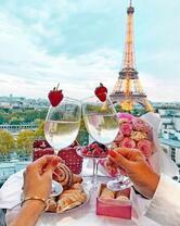 Без бренда «Свидание на фоне Эйфелевой башки» в Саратове