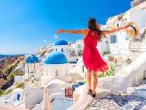 Девушка в красном на улице Санторини