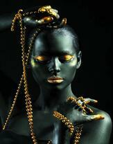 Без бренда «Девушка в черно-золотом макияже» в Саратове